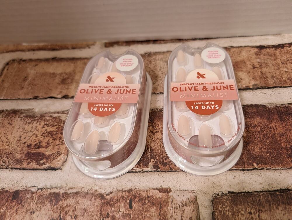 2X Olive & June Minimalist Instant Press-On Nails Medium Almond Milky Syrup Gra